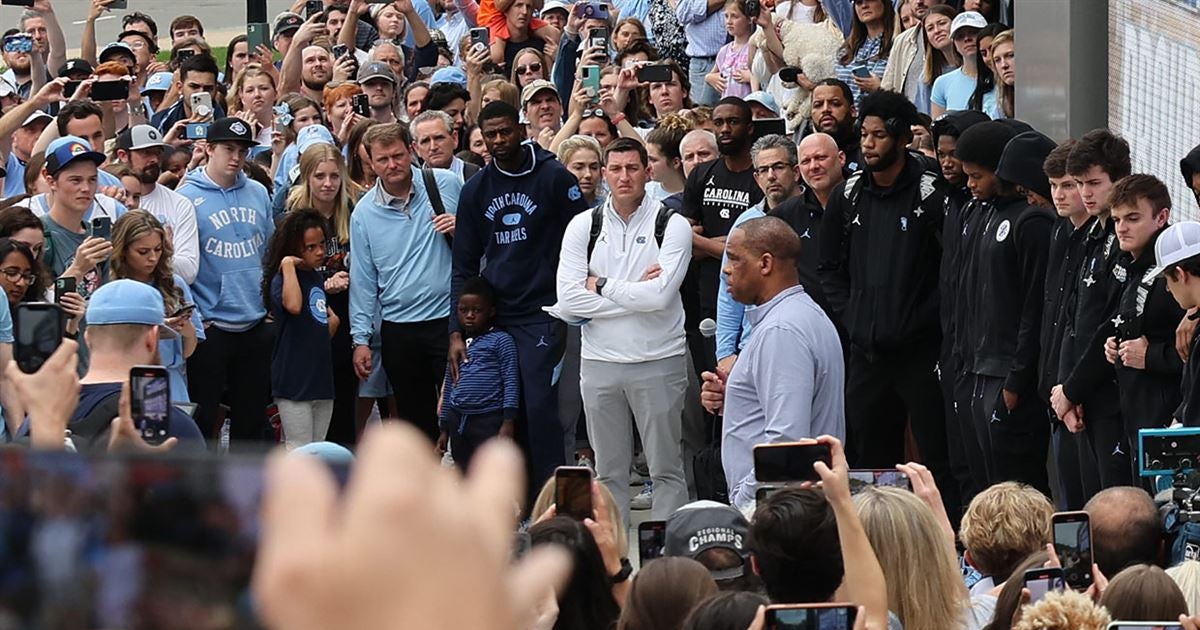 Carolina Returns, Hubert Davis Addresses Fans Carolina Returns, Hubert Davis Addresses Fans