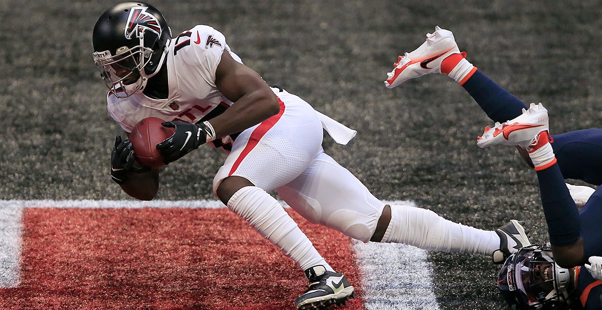 Olamide Zaccheaus of the Atlanta Falcons catches a pass while News Photo  - Getty Images