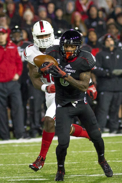 Nov. 16, 2013 - Piscataway, New Jersey, U.S - November 16, 2013: Cincinnati  Bearcats wide receiver Anthony McClung (6) holds the ball during the game  between Cincinnati Bearcats and Rutgers Scarlet Knights