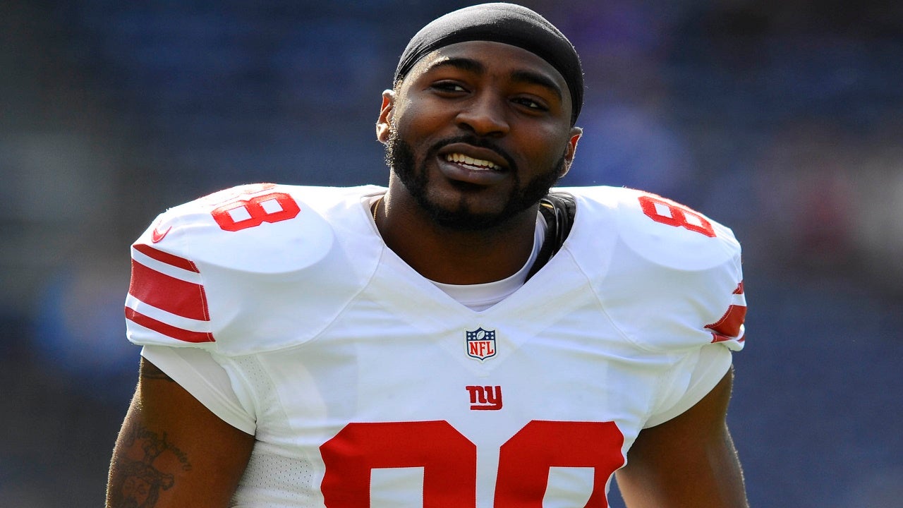 New York Giants wide receiver Hakeem Nicks (88) takes the field during  player introductions for NFL action between the New York Giants and Detroit  Lions at the New Meadowlands Stadium in East