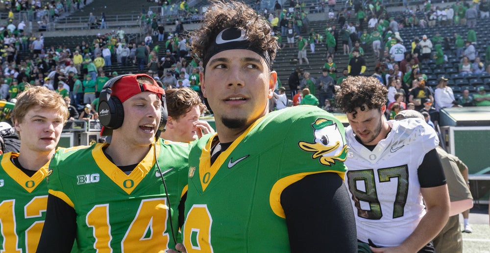 Oregon quarterback Dylan Raiola emotional in Autzen debut, delivers ...