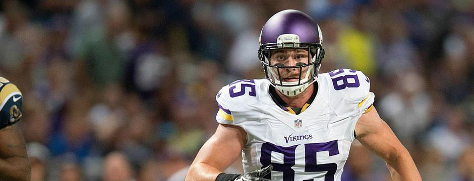 Minnesota Vikings tight end Rhett Ellison receives a pass during the NFL  football team's practice Tuesday, June 7, 2016, in Eden Prairie, Minn. (AP  Photo/Jim Mone Stock Photo - Alamy