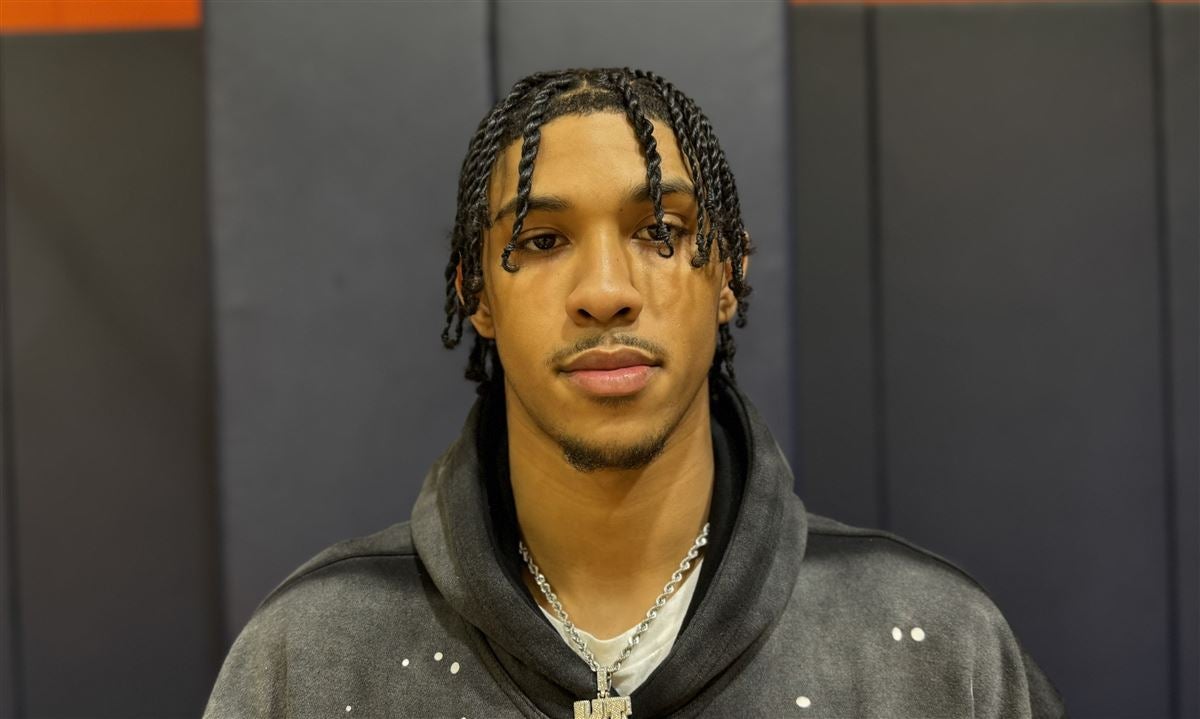 4-star forward Jahki Howard connects with Bruce Pearl on OV