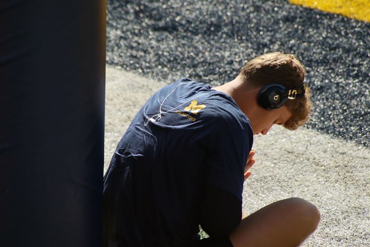 Michigan football's J.J. McCarthy warms up in 'Free Harbaugh' shirt