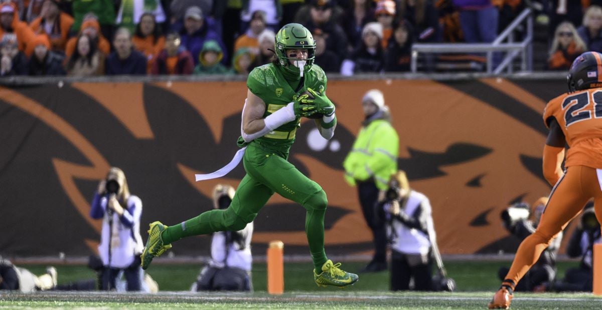 Bo Nix runs it in for a four yard touchdown, giving Oregon a 7-3 lead