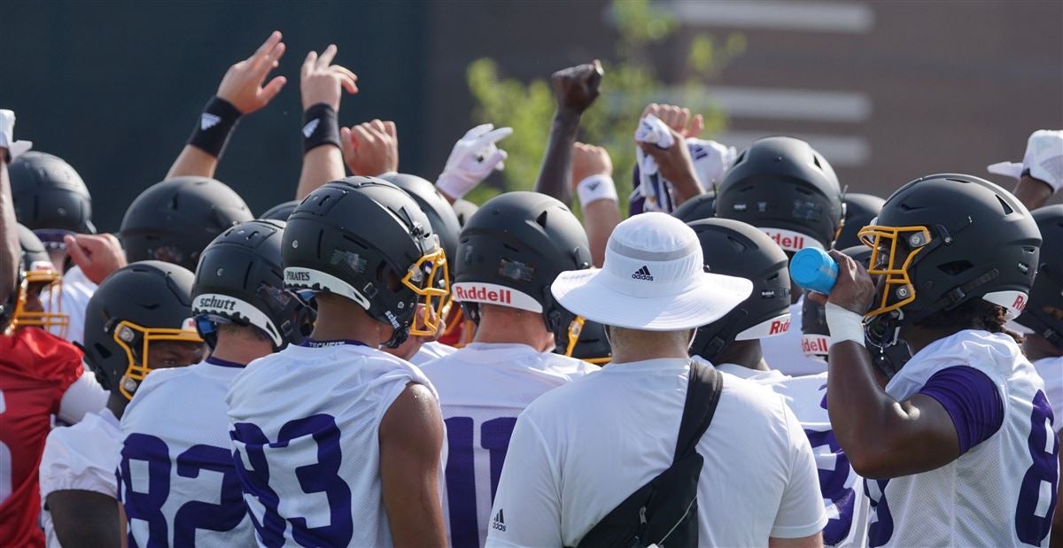 East Carolina players go wild for new all black uniforms