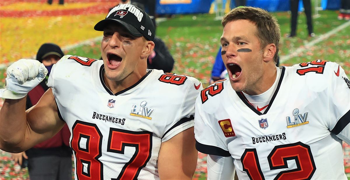 Tom Brady, Rob Gronkowski throw during private workout at UCLA