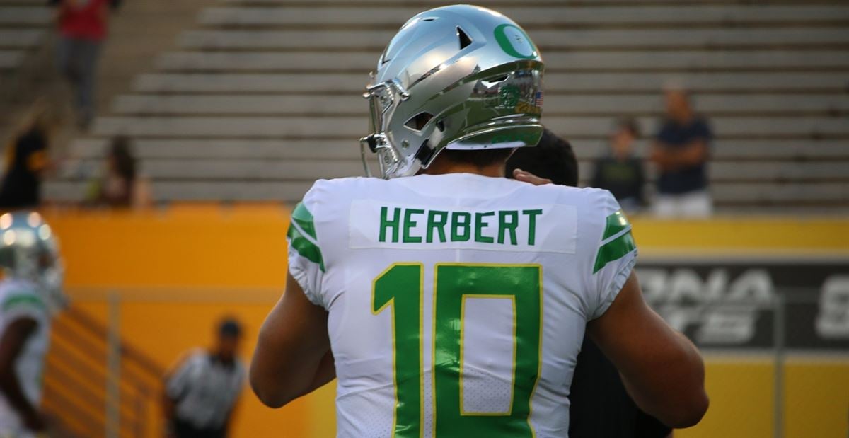 Oregon QB Justin Herbert could return from broken collarbone to start vs.  Huskies