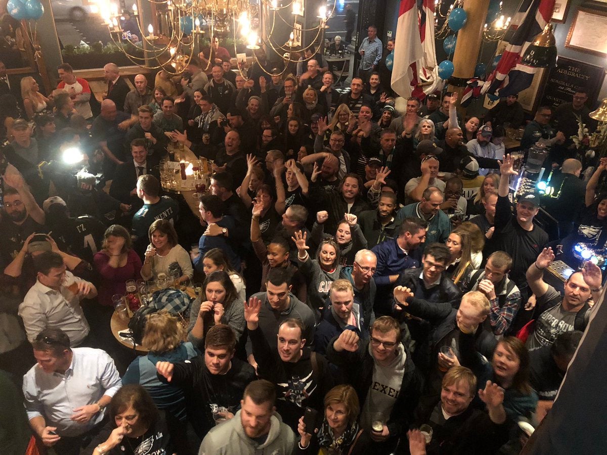 Eagles fans take over London pub with Brent Celek, Jon Dorenbos