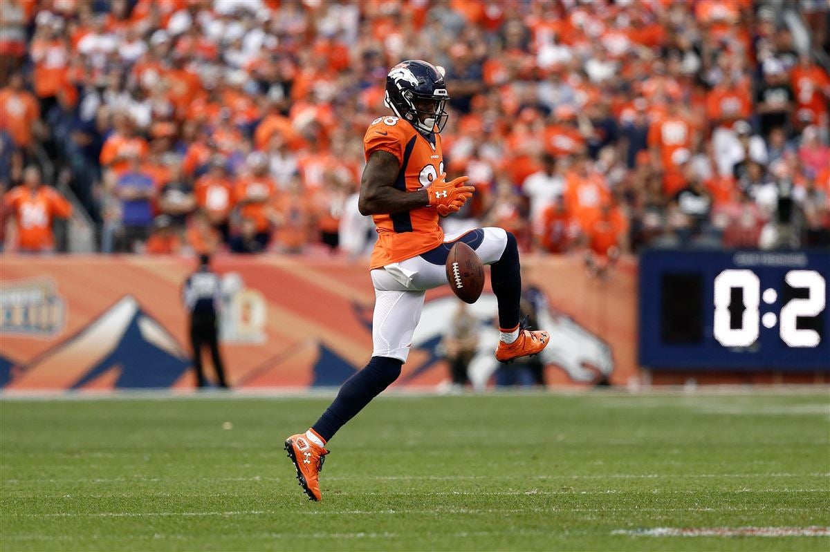 Broncos honor Demaryius Thomas with 10 man huddle vs. Detroit