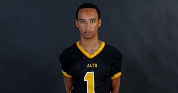 Texas H.S. football player dies after collapsing during game