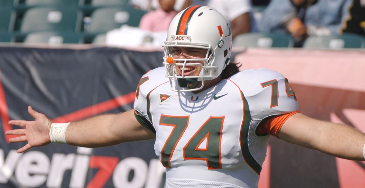 Cincinnati Bengals offensive tackle Eric Winston wears an new