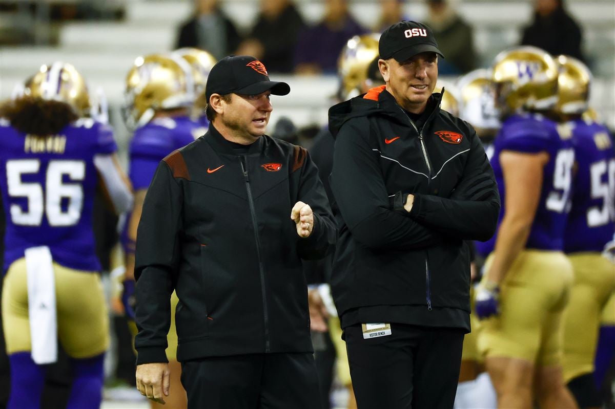 Where does Oregon State coach Jonathan Smith rank in covering the point  spread? 