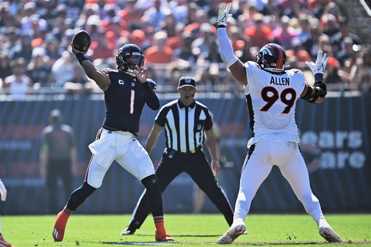 QB Justin Fields stumbles, Bears booed off field at halftime down