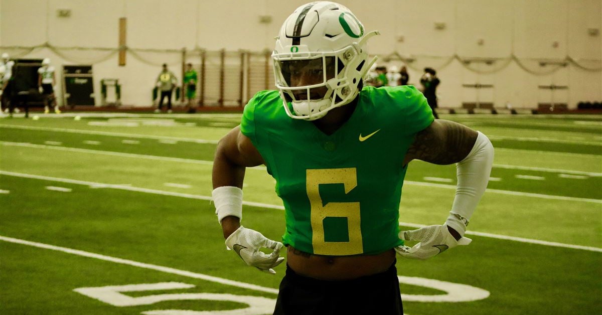 Oregon CB Deommodore Lenoir won't opt out, returns to team