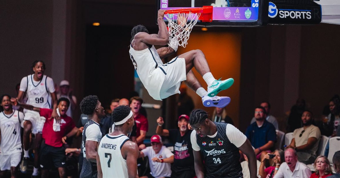 Arkansas overcomes sloppy first half, blows out Toros del Valle 91-49