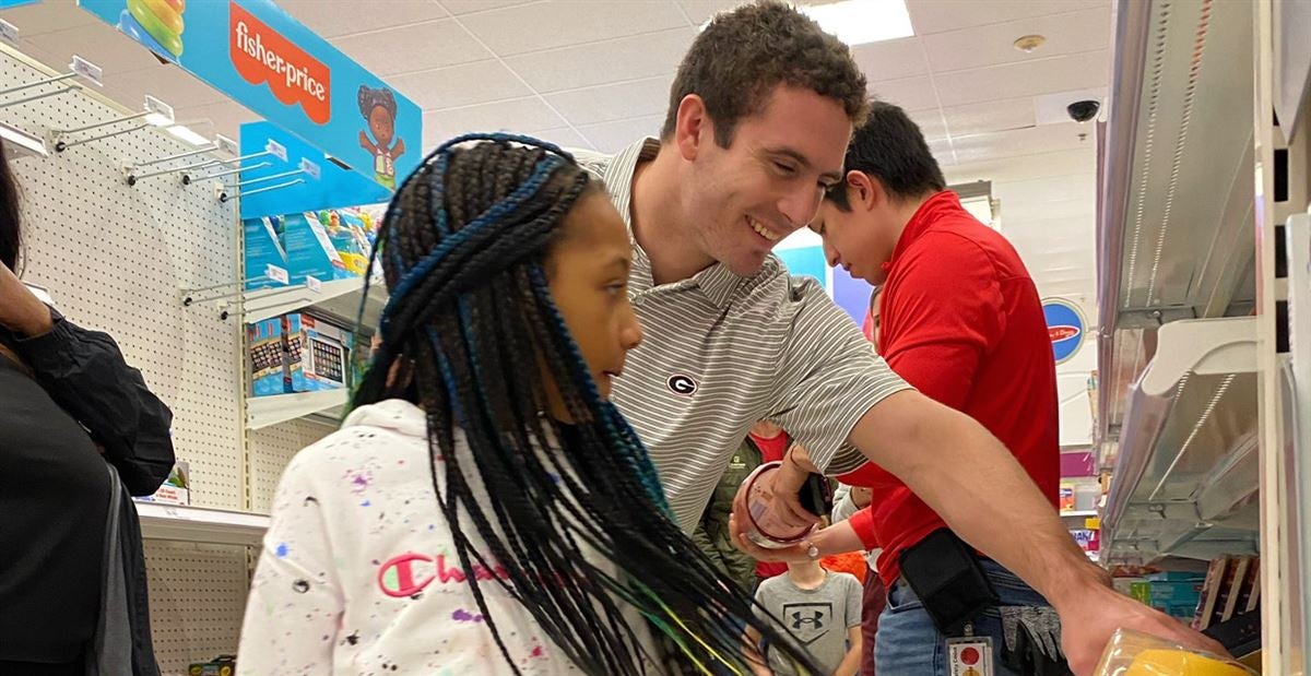 Georgia football's Stetson Bennett, Brock Bowers, Malaki Starks use NIL to take kids on holiday shopping spree - Vimarsana News