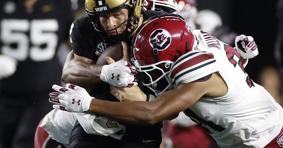 On the same page: Communication key for Gamecocks defense