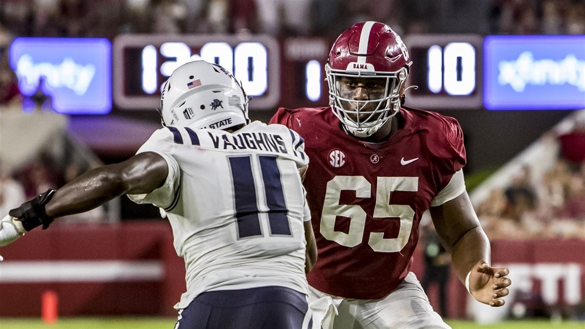 Alabama's Cam Robinson leading despite injury