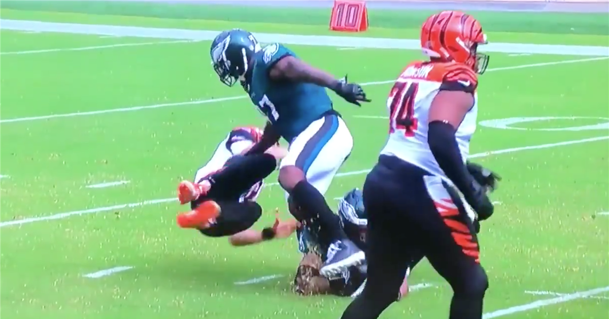 Joe Burrow takes rough hit during Bengals-Eagles game Joe Burrow takes rough hit during Bengals-Eagles game