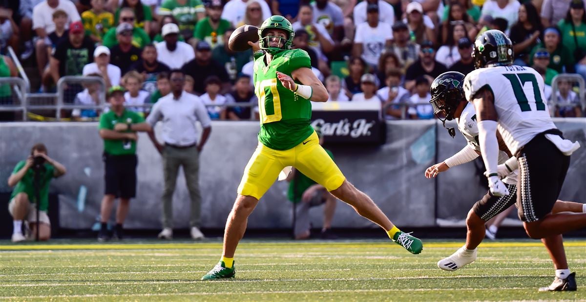 Bo Nix accurate, efficient, free of big mistakes in leading Oregon Ducks to  blowout of Eastern Washington