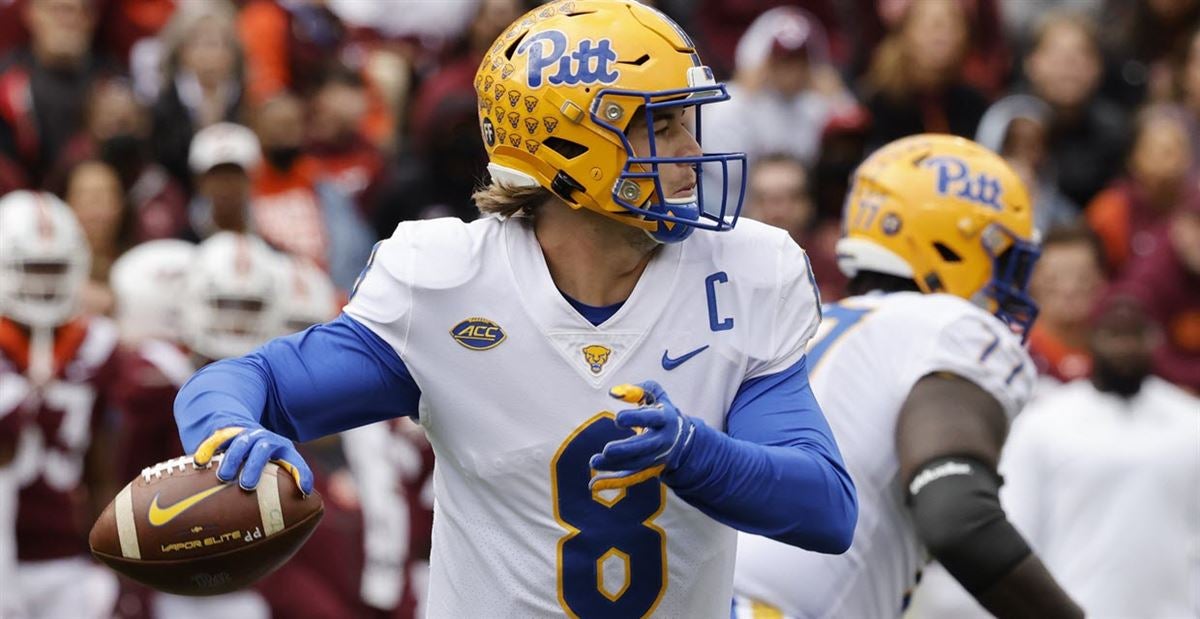 Is Pitt long-snapper Cal Adomitis insane for covering a punt without a  helmet?