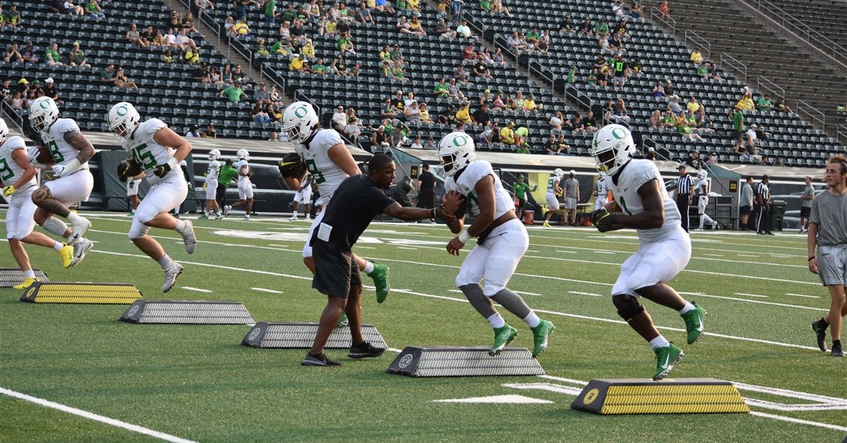 Travis Dye says freshman RB will be 'one of the greatest' to play at UO