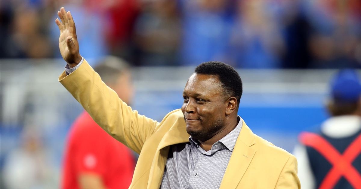 Oklahoma State's statue of Barry Sanders spotted in flat bed truck en route to campus