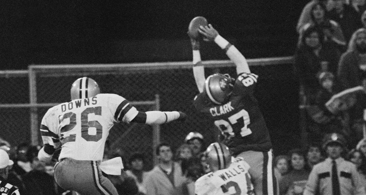 Watch: 49ers TE Dwight Clark's ashes buried next to goal post from 'The  Catch' 