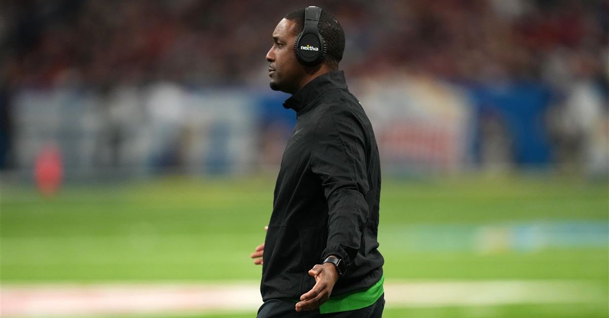 Oregon players thank outgoing coaches for leading team through bowl game