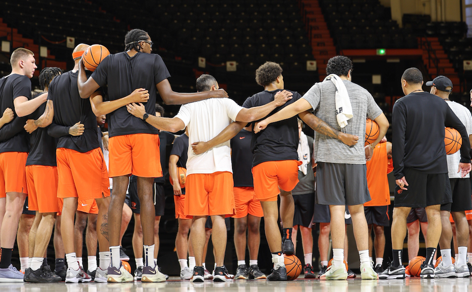MBB Oregon State Defeats University of Victoria On Canadian Tour 10470