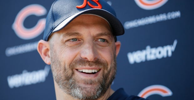 Chicago Bears head coach Lovie Smith (L) and Indianapolis Colts