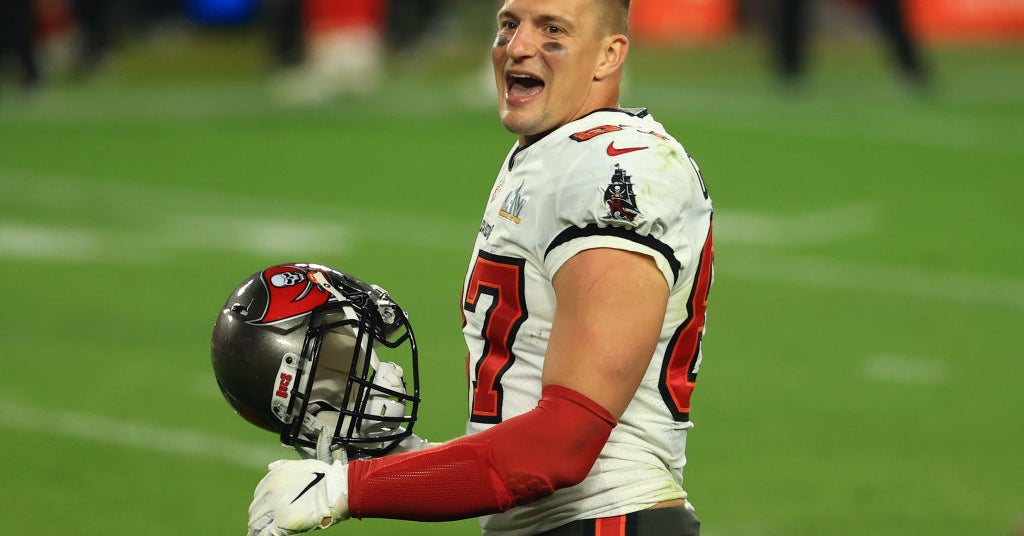 Gronkowski signs one-year deal with Buccaneers