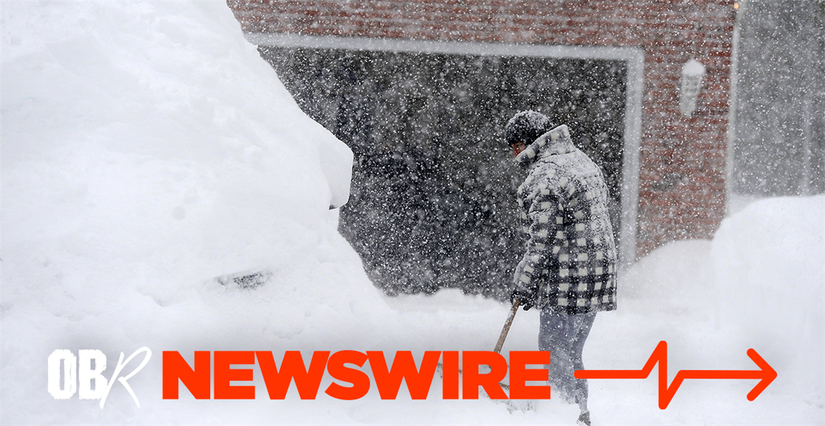 Buffallo Bills fans help players plow snow to reach the airport ahead of  Browns game