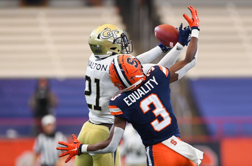 Georgia Tech defensive back Juanyeh Thomas runs the 40-yard dash at the NFL  football scouting combine, Sunday, March 6, 2022, in Indianapolis. (AP  Photo/Charlie Neibergall Stock Photo - Alamy