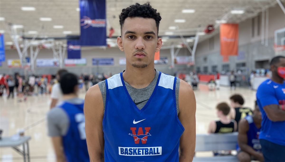 2023 forward Donovan Santoro commits to Providence