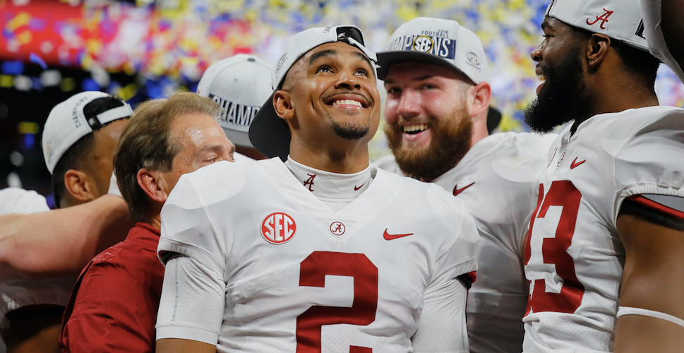 Watch Jalen Hurts receives standing ovation at graduation