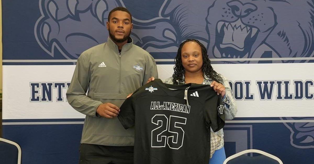 Special moment for Ohio State commit Zion Grady, as he receives his 2025  Navy All-American Bowl jersey