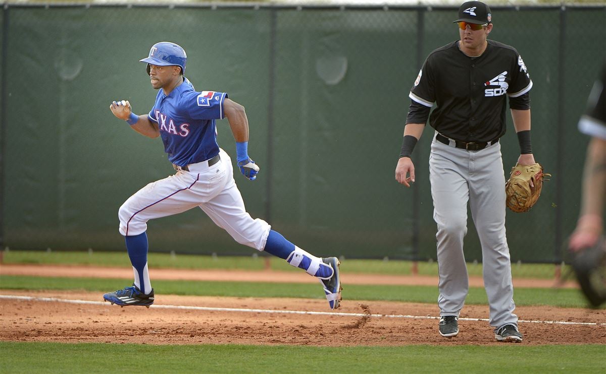 VIDEO: Salvador Perez takes Tim Hudson pitch off knee, stays in