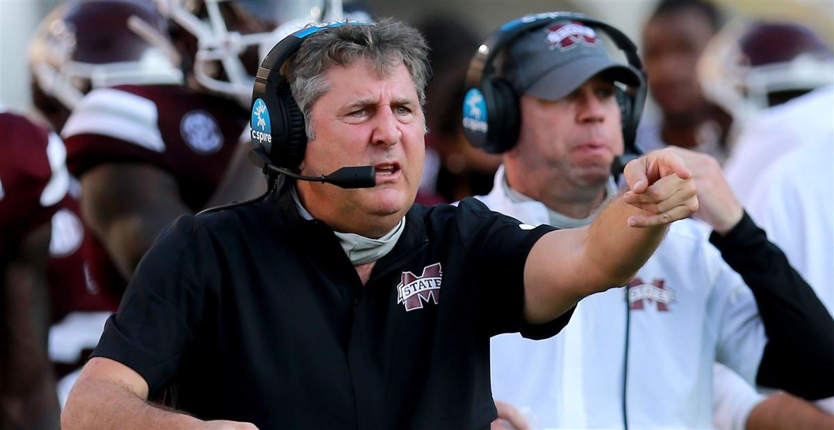 Mike Leach gets in exchange with reporter over his facemask   