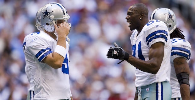 Dallas Cowboys receiver Terrell Owens, left, talks with quarterback Tony  Romo, right, during football training camp in San Antonio, Thursday, July  26, 2007. (AP Photo/Eric Gay Stock Photo - Alamy