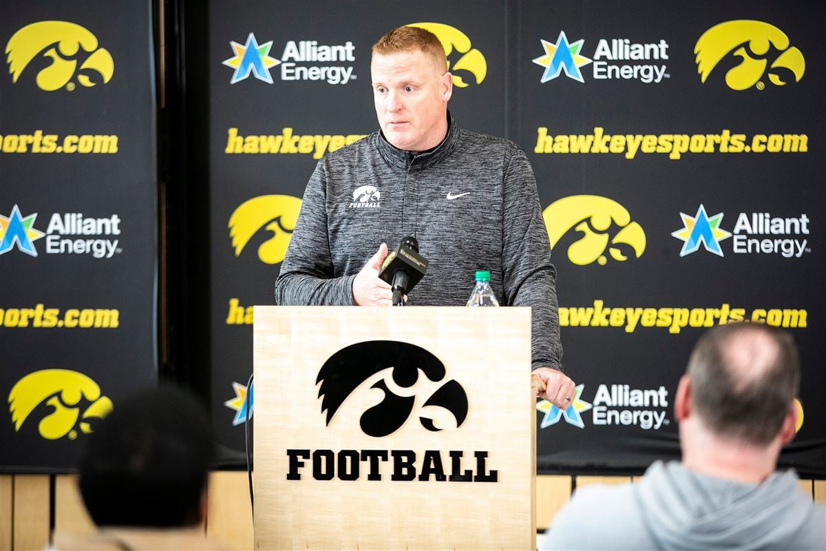 On the Line  Daily Iowan football staff picks a slate of college football bowl  games - The Daily Iowan