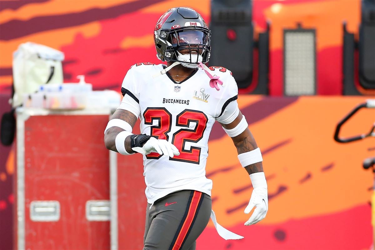 Buccaneers safety Mike Edwards has pick-six in win over Saints