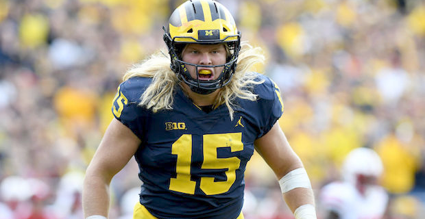 Tom Brady cuts some of Chase Winovich's hair on the sideline