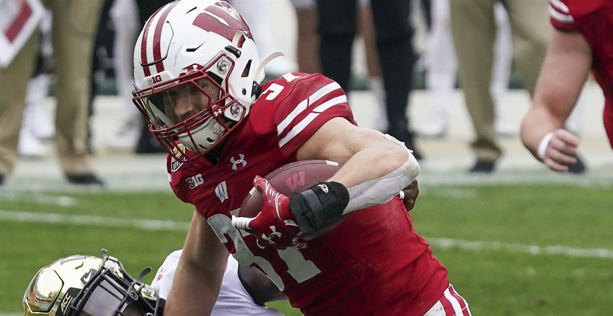 WATCH: Former Wisconsin RB Garrett Groshek scores in the USFL