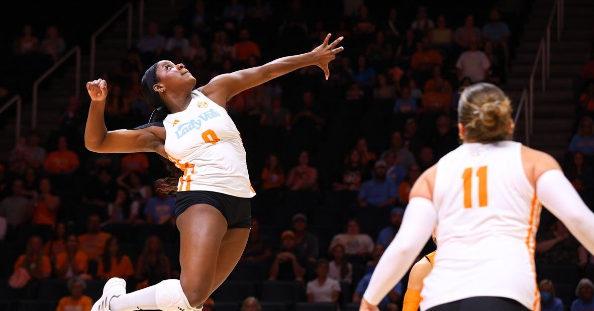Tennessee stays unbeaten with sweep of No. 21 Indiana
