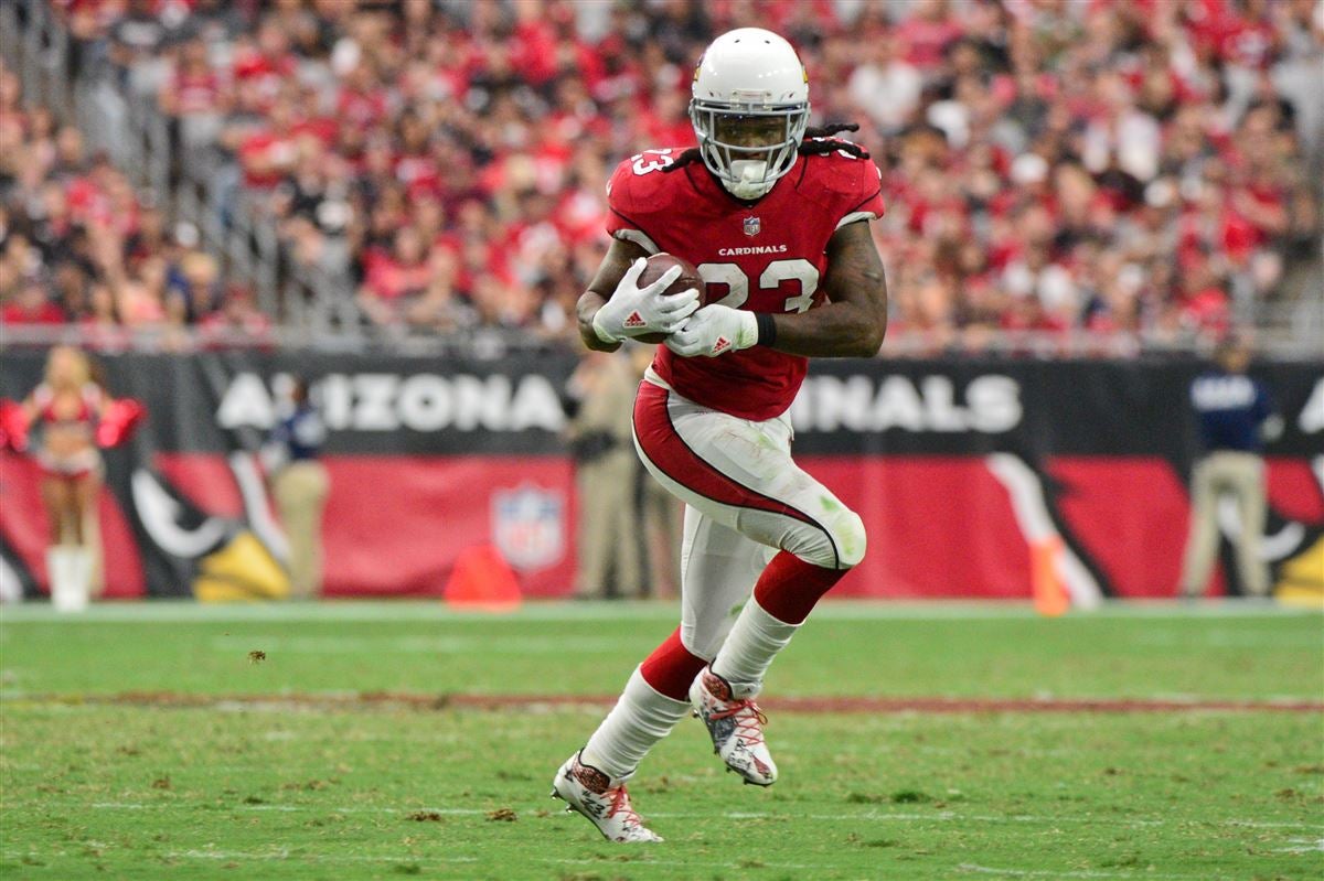 Arizona Cardinals' running back Chris Johnson (C) is surrounded by