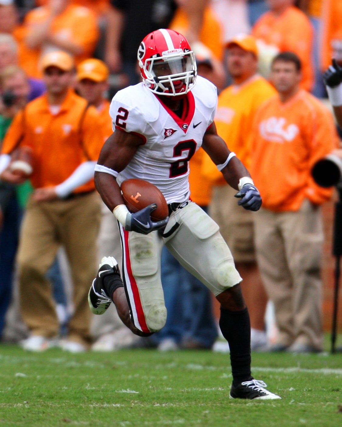 Georgia Bulldogs cornerback Brandon Boykin (2) carries the ball